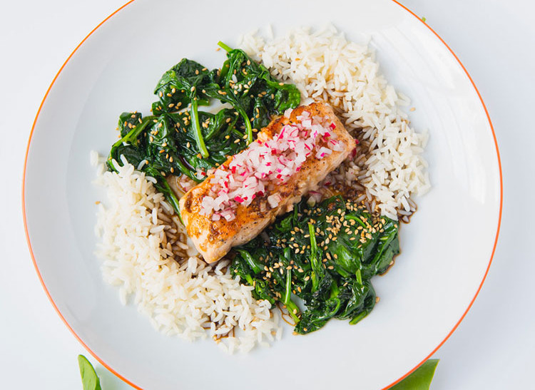 Still spinish with sesam seads, radish and cooked salm