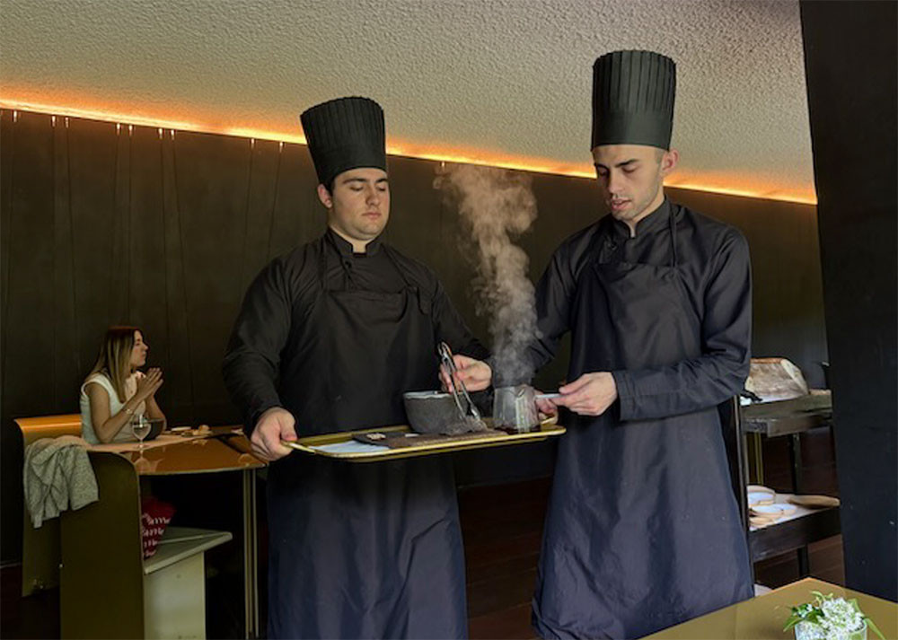Heating a broth with volcanic stones 