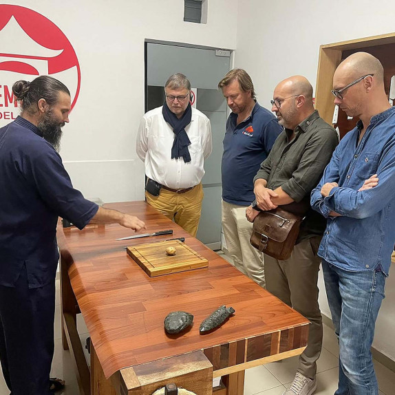 Mijal Simko explaining sharpening knives