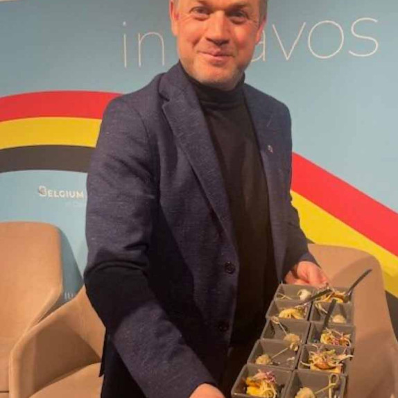 Gil Dumarey with the fingerfood by The Vegetable Chef®